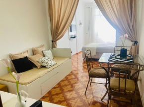 Studio completo ao lado da praia de Copacabana com ar, duas camas, wifi, canais a cabo, até 3 pessoas, pauloangerami DF125